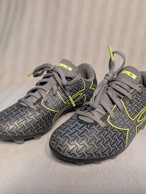 Kids Gray & Neon Yellow Soccer Cleats - Under Armour Size US12K